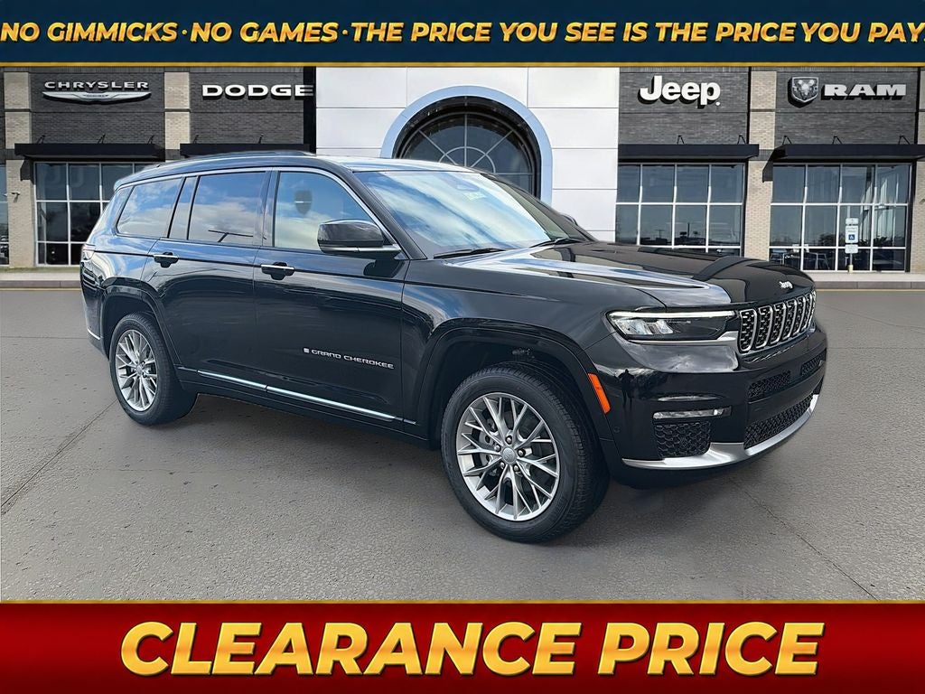 2025 Jeep Grand Cherokee GRAND CHEROKEE L SUMMIT 4X4 in Diamond Black Crystal Pearl-Coat Exterior Paint — front three-quarter view