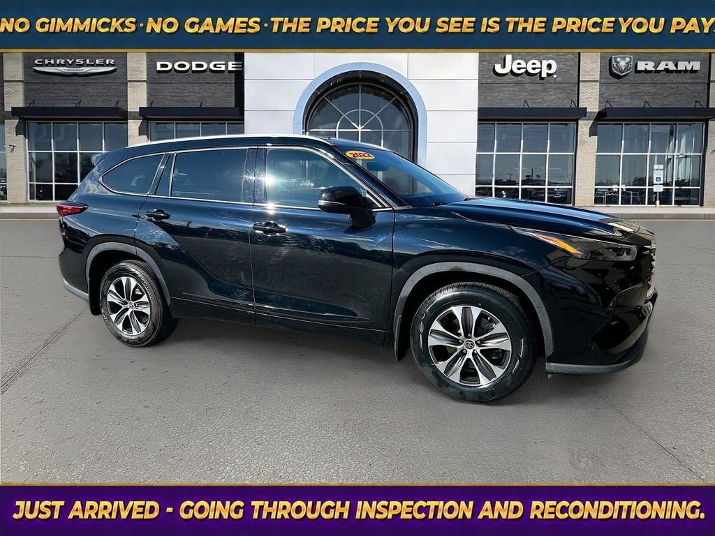 2022 Toyota Highlander XLE in Midnight Black Metallic — front three-quarter view